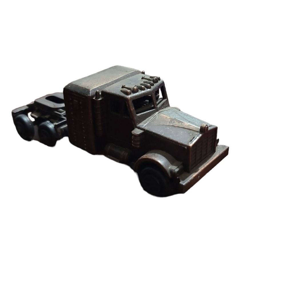VINTAGE MADE IN CHINA DIECAST TRUCK PENCIL SHARPENER MINATURE